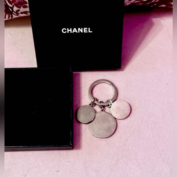 ❤️‍🔥 LOW START Chanel Keychain - Picture 2 of 6